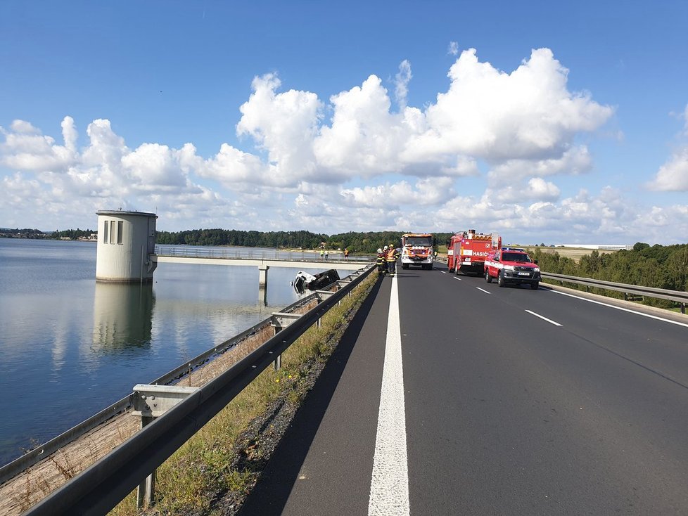 Kamion po nehodě spadl do Jesenické přehrady: Člověk v druhém autě nepřežil