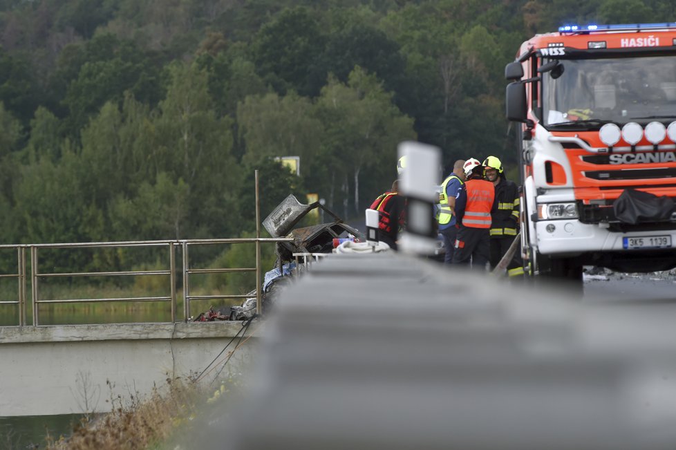 Kamion skončil po nehodě s osobním autem v přehradě. Řidič v osobáku zemřel.