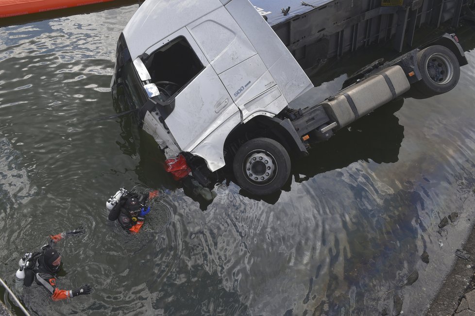 Kamion skončil po nehodě s osobním autem v přehradě. Řidič v osobáku zemřel.