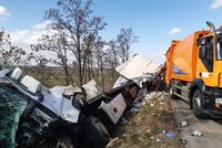 Mrtvý silničář! Kamion naboural do vozidel údržby, u Brna zemřela řidička