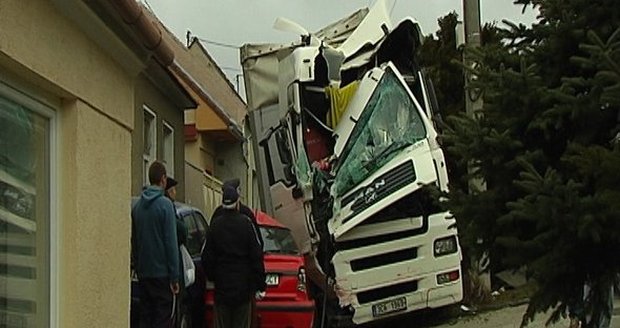 Za volantem tohoto kamionu najel český řidič do protijedoucí dodávky a pak rodiného domu. Nehodu odnesl zraněním