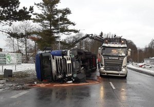 Nehoda kamionu převážejícího dřevo na Tachovsku.