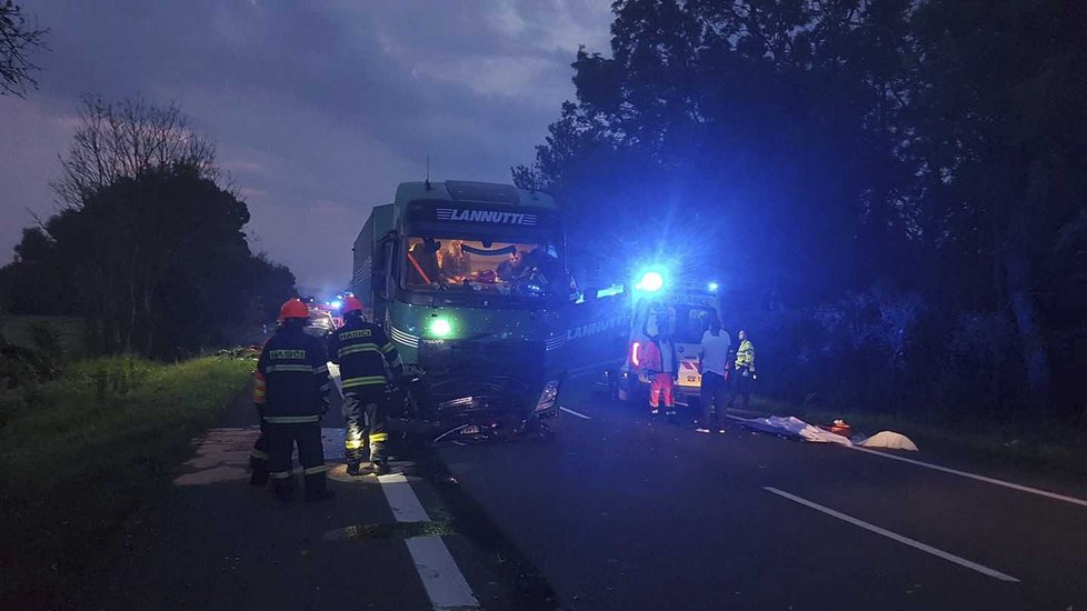 Při tragické nehodě na Hodonínsku zemřeli čtyři lidé.