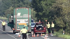 Po srážce kamionu u Sudoměřic a osobního auta zemřeli dva dospělí a dvě děti, třetí dítě je vážně zraněné.