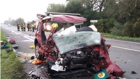 Po srážce kamionu u Sudoměřic a osobního auta zemřeli dva dospělí a dvě děti, třetí dítě je vážně zraněné.