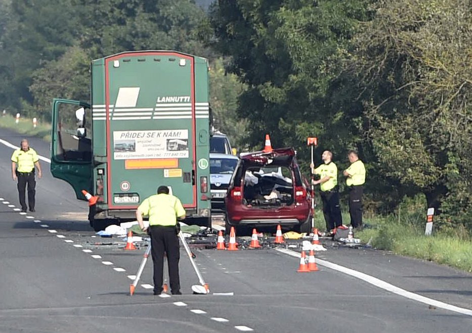 Po srážce kamionu u Sudoměřic a osobního auta zemřeli dva dospělí a dvě děti, třetí dítě je vážně zraněné.