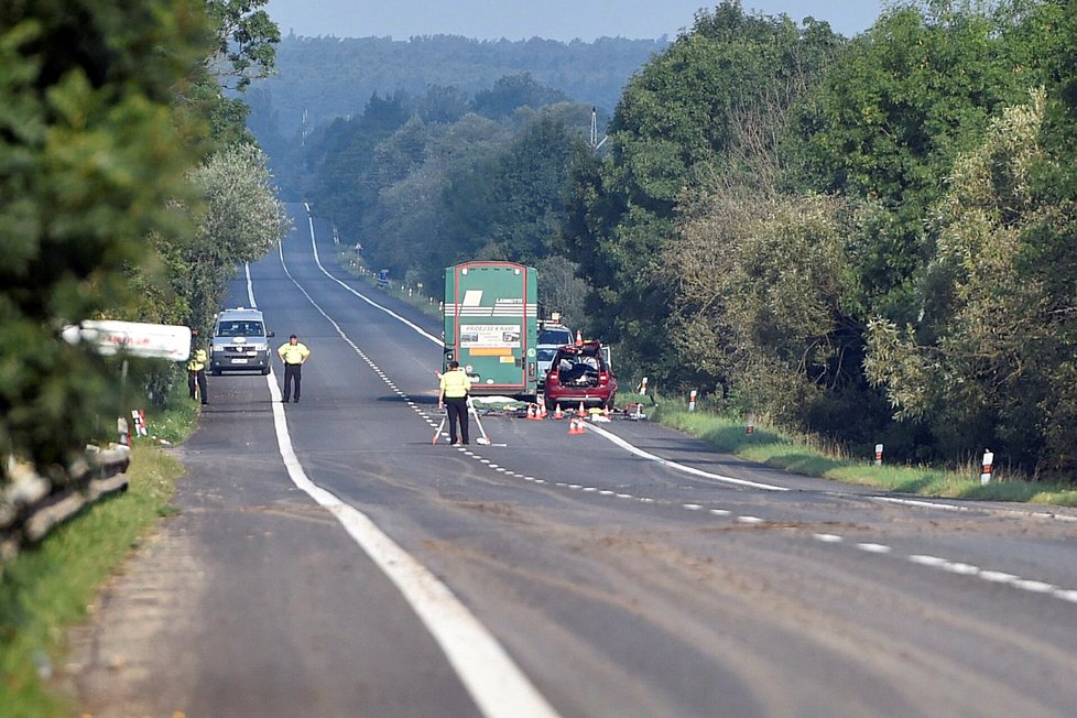 Po srážce kamionu u Sudoměřic a osobního auta zemřeli dva dospělí a dvě děti, třetí dítě je vážně zraněné.