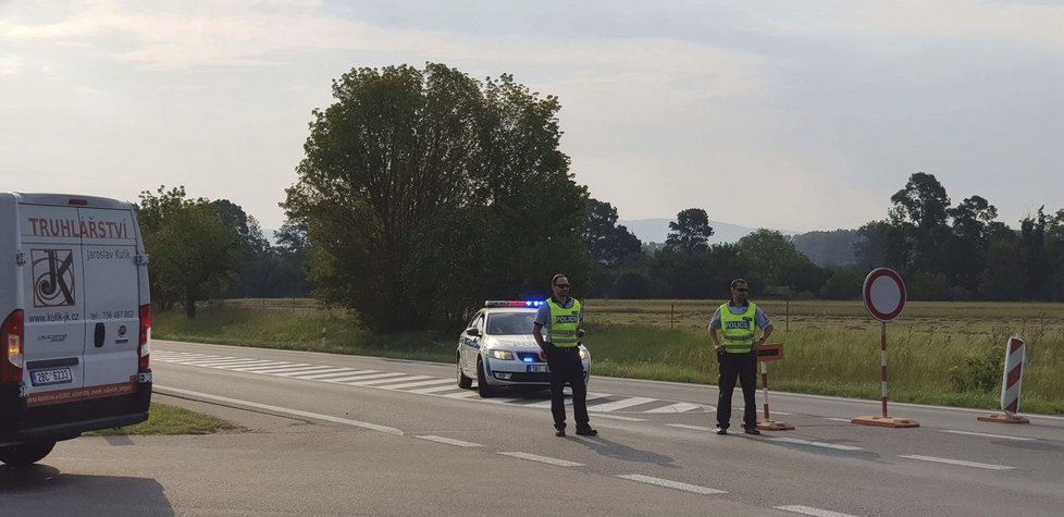 Po srážce kamionu u Sudoměřic a osobního auta zemřeli dva dospělí a dvě děti, třetí dítě je vážně zraněné.