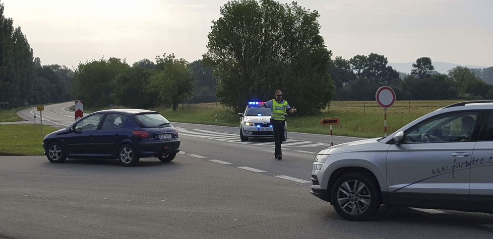 Po srážce kamionu u Sudoměřic a osobního auta zemřeli dva dospělí a dvě děti, třetí dítě je vážně zraněné.