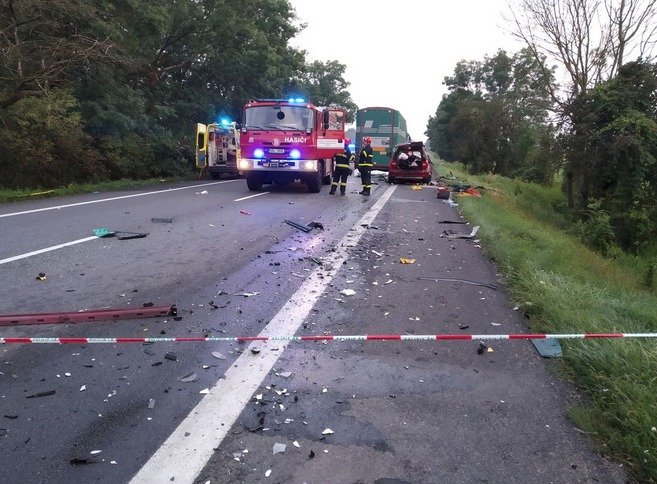 Po srážce kamionu u Sudoměřic a osobního auta zemřeli dva dospělí a dvě děti, páté dítě je vážně zraněné.