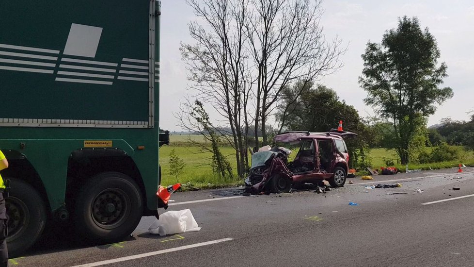 Po srážce kamionu u Sudoměřic a osobního auta zemřeli dva dospělí a dvě děti, třetí dítě je vážně zraněné.