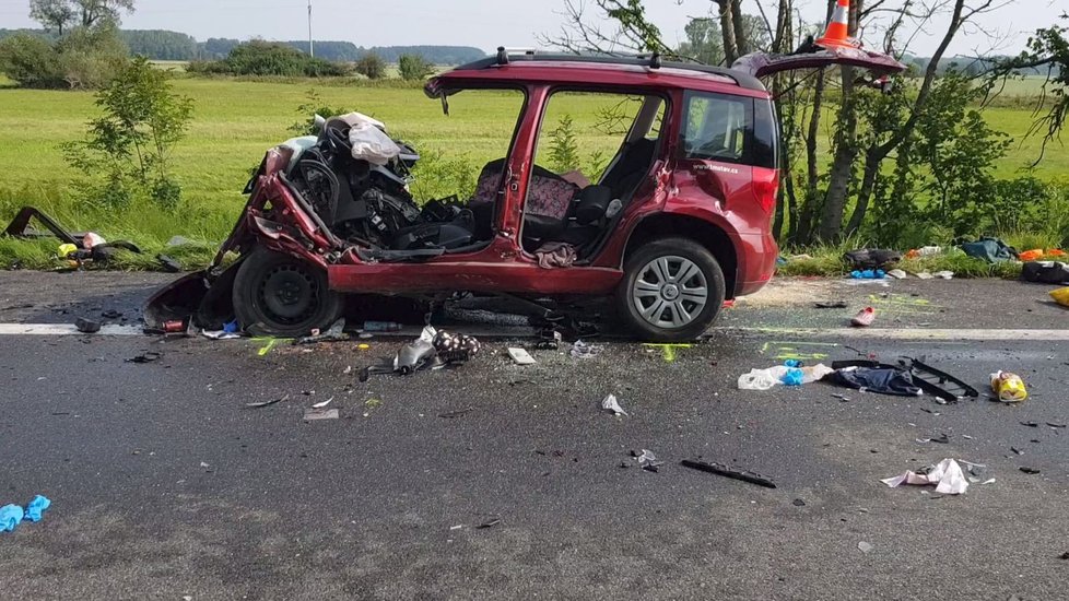 Po srážce kamionu u Sudoměřic a osobního auta zemřeli dva dospělí a dvě děti, třetí dítě je vážně zraněné.