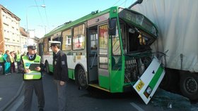 Šoféra trolejbusu odvezla záchranka do nemocnice