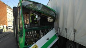 Šoféra trolejbusu odvezla záchranka do nemocnice