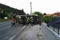 Hrůzná nehoda na Blanensku: Řidič kamionu usnul, trefil sloup a dva domy