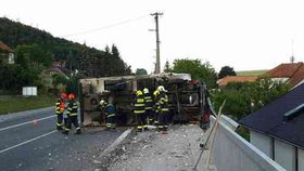 Řidič nákladního vozu v pátek nad ránem usnul. V Lažanech na Blanensku skončil vůz na boku, předtím trefil sloup a dva domy.