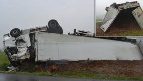 Rychlá jízda skončila dvoumilionovou škodou: Řidič kamion převrátil na střechu.