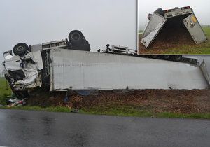 Rychlá jízda skončila dvoumilionovou škodou: Řidič kamion převrátil na střechu.