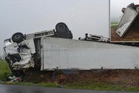Rychlá jízda skončila dvoumilionovou škodou: Řidič kamion převrátil na střechu