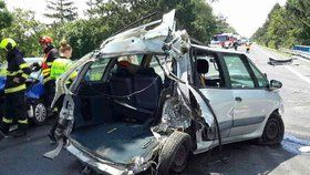 Po nehodě kamionu a čtyř osobáků na silnici I/55 u Mikulčic zůstala na vozovce pořádná spoušť.