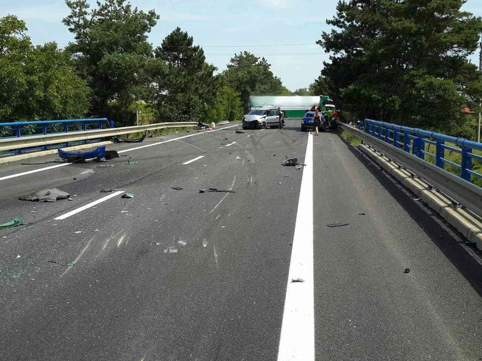 Po nehodě kamionu a čtyř osobáků na silnici I/55 u Mikulčic zůstala na vozovce pořádná spoušť.