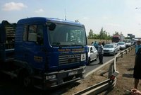Nehoda kamionů V Praze: Řidič je vážně zraněný, tvoří se kolony