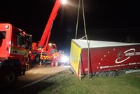 Osudová chyba: Bulhar poslechl navigaci a málem převrátil kamion na rodinný dům