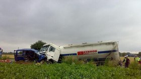 Při nehodě havaroval i kamion s návěsem
