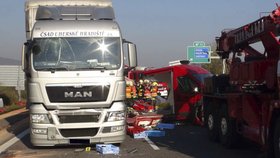 Při nehodě na dálnici D5 u Berouna zemřel řidič kamionu.