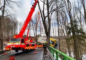 V lesní zatáčce u Vrbna pod Pradědem dostal kamion smyk a zůstal viset nad srázem. Jeho vyproštění bylo komplikované.