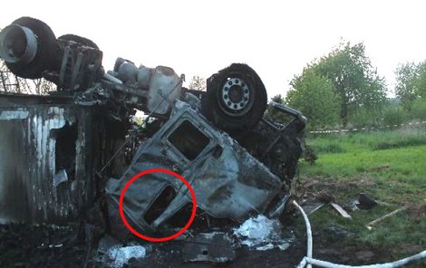 Šofér, který měl 110 kilo, se ze zdemolované hořící kabiny vysoukal malým bočním okénkem.