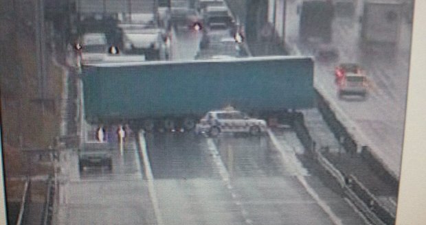 Kamion stál napříč. Nehoda u Modletic blokovala silnici R1 směrem na Plzeň