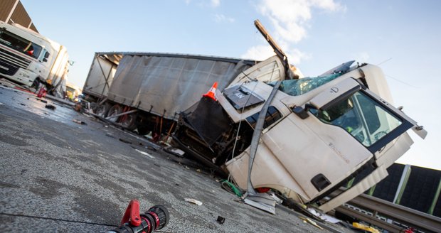 Silný náraz při nehodě dvou kamionů v Třinci způsobil masivní únik nafty.