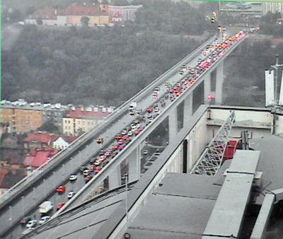 Středeční dopoledne v Praze: Nehoda kamionu pod Barrandovským mostem komplikuje dopravu v celé metropoli