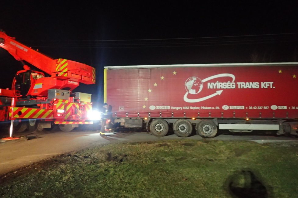 Bulhar poslechl navigaci a ve Vendryni málem převrátil kamion na rodinný dům.