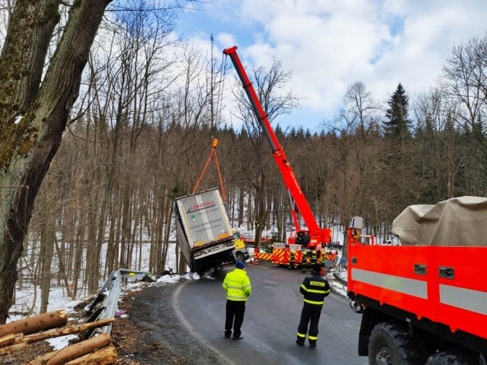 V lesní zatáčce u Vrbna pod Pradědem dostal kamion smyk a zůstal viset nad srázem. Jeho vyproštění bylo komplikované.