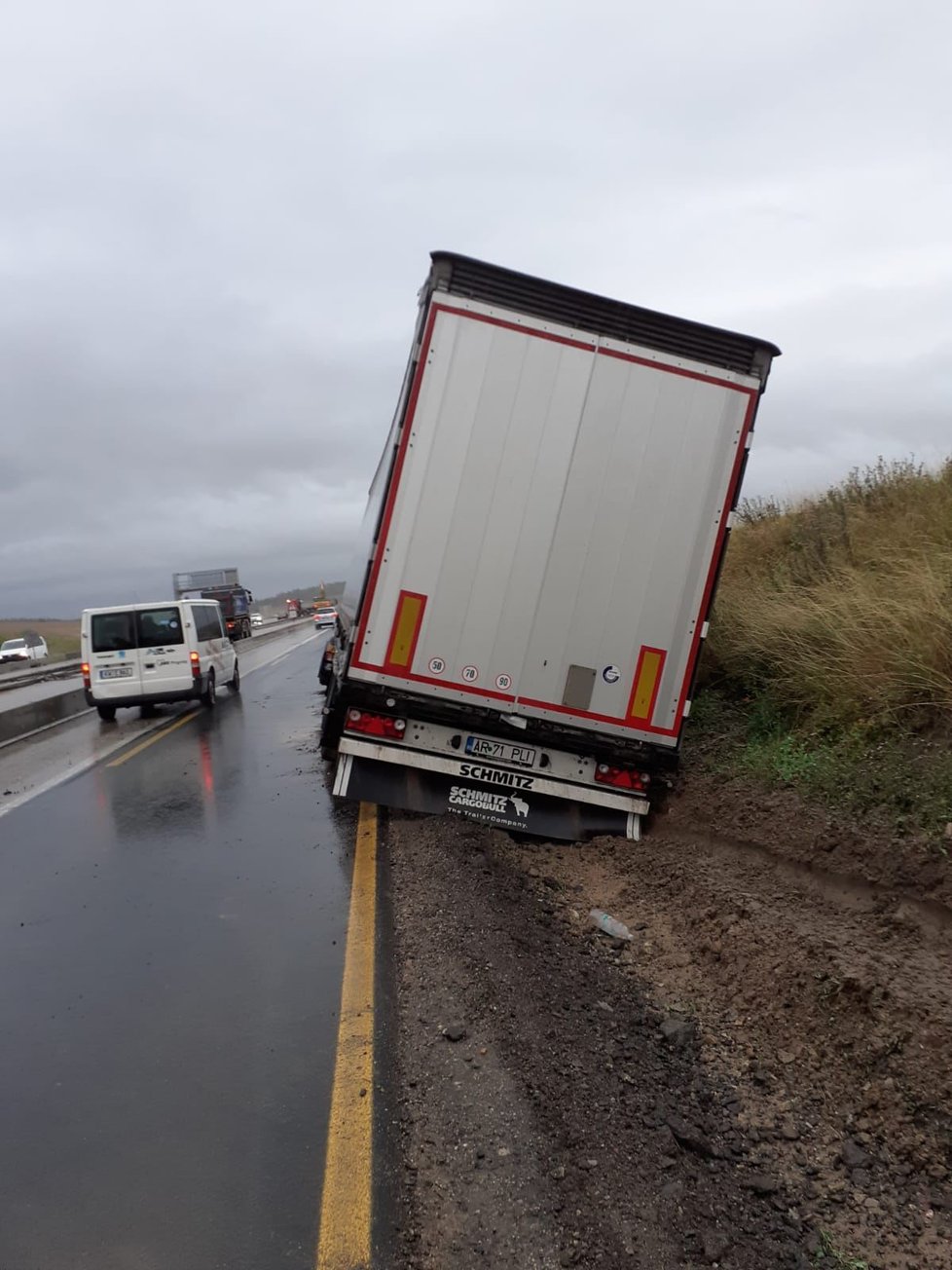 Řidič polského kamionu sjel na 178. kilometru dálnice D1 u Ostrovačic ve směru na Prahu do příkopu. Policie odklání dopravu, v místě vznikly kolony.