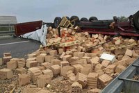 Zase kolaps: Kamion na D1 u Holubic »uklouzl« a vysypal tvárnice, na Ostravu se jezdilo až od půlnoci