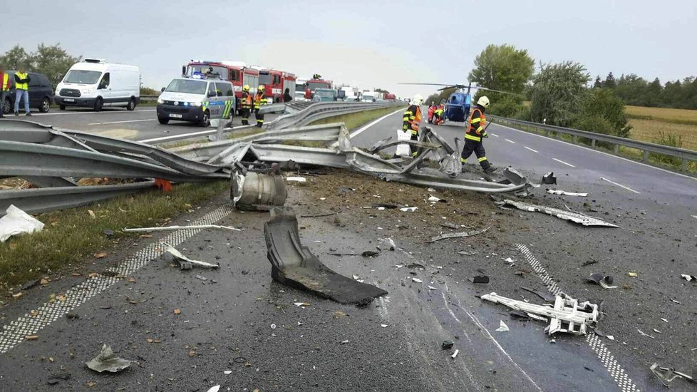 Kamion převážející tvárnice se ve středu o půl druhé odpoledne převrátil na D1 u Holubic. Oba směry zůstaly uzavřeny kvůli stovkám litrů nafty na vozovce.