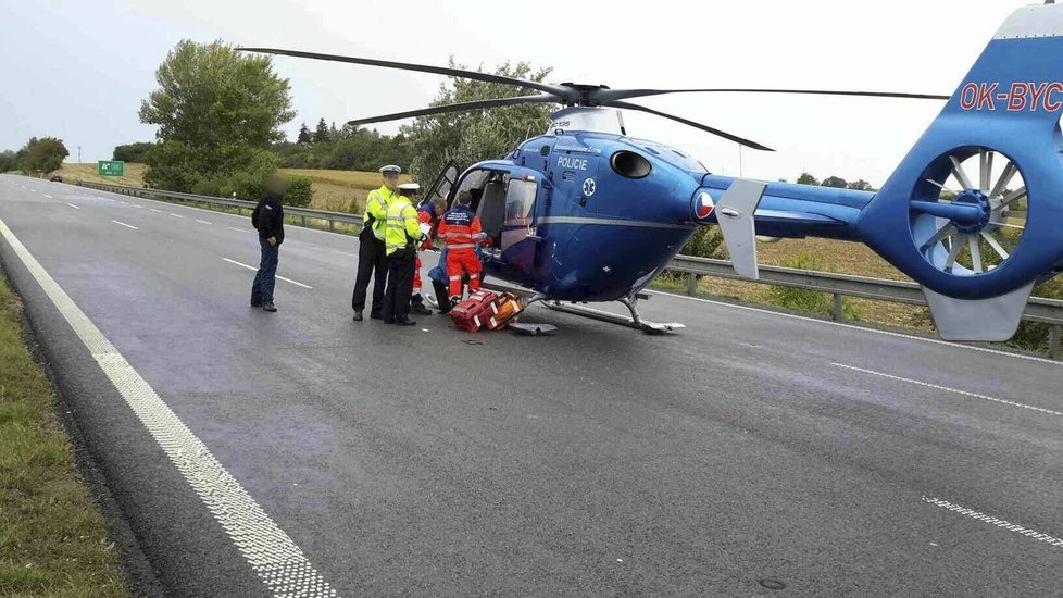 Kamion převážející tvárnice se ve středu o půl druhé odpoledne převrátil na D1 u Holubic. Oba směry zůstaly uzavřeny kvůli stovkám litrů nafty na vozovce.