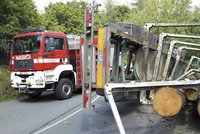 Zrádné serpentiny: Převrácený kamion s kládami zablokoval silnici na pět hodin