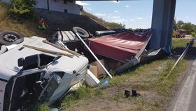 Řidič kamionu usnul v sobotu kolem poledne a havaroval u Pohořelic. Vyvázl s povrchovým zraněním a otřesem mozku.