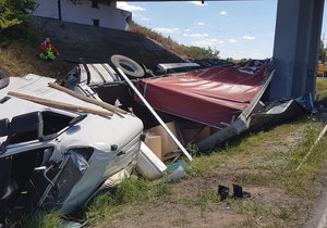 Řidič kamionu usnul v sobotu kolem poledne a havaroval u Pohořelic. Vyvázl s povrchovým zraněním a otřesem mozku.