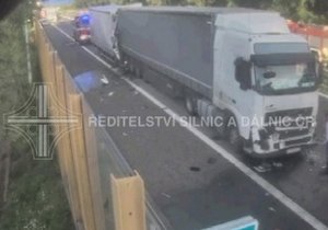 Při nehodě dvou kamionů na D1 u Soutic zemřel řidič.