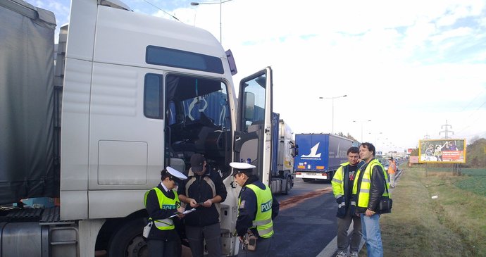 V Kbelské ulici havarovaly tři kamiony, jeden řidič těžce zraněný