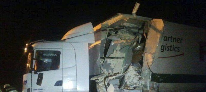 Takhle dopadla srážka kamionů na dálnici D1, které těsně unikl autobus s hokejisty Komety Brno.