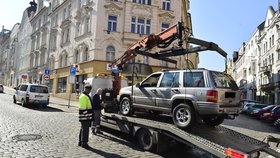 Opilý instruktor policejní akademie naboural svým jeepem v Praze 4 dvě auta.