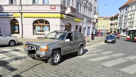 Opilý instruktor policejní akademie naboural svým jeepem v Praze 4 dvě auta