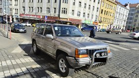 Opilý instruktor Policejní akademie naboural svým jeepem v Praze 4 dvě auta.