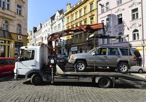 Opilý instruktor Policejní akademie naboural svým jeepem v Praze 4 dvě auta.